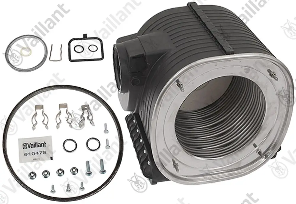 Vaillant Wärmetauscher mit mehreren Befestigungsteilen, Dichtungen und Schrauben. Der Teil ist schwarz mit einer metallischen Oberfläche und einer spiralförmigen Struktur im Inneren.